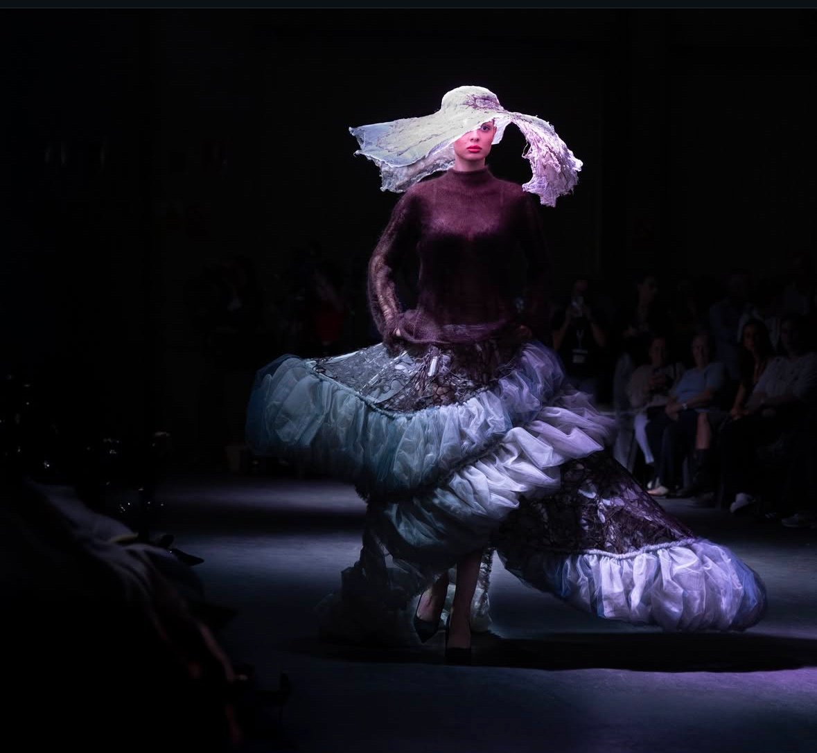Modelo en desfile ANDE Galicia 2025 — falda organza teal y lavanda