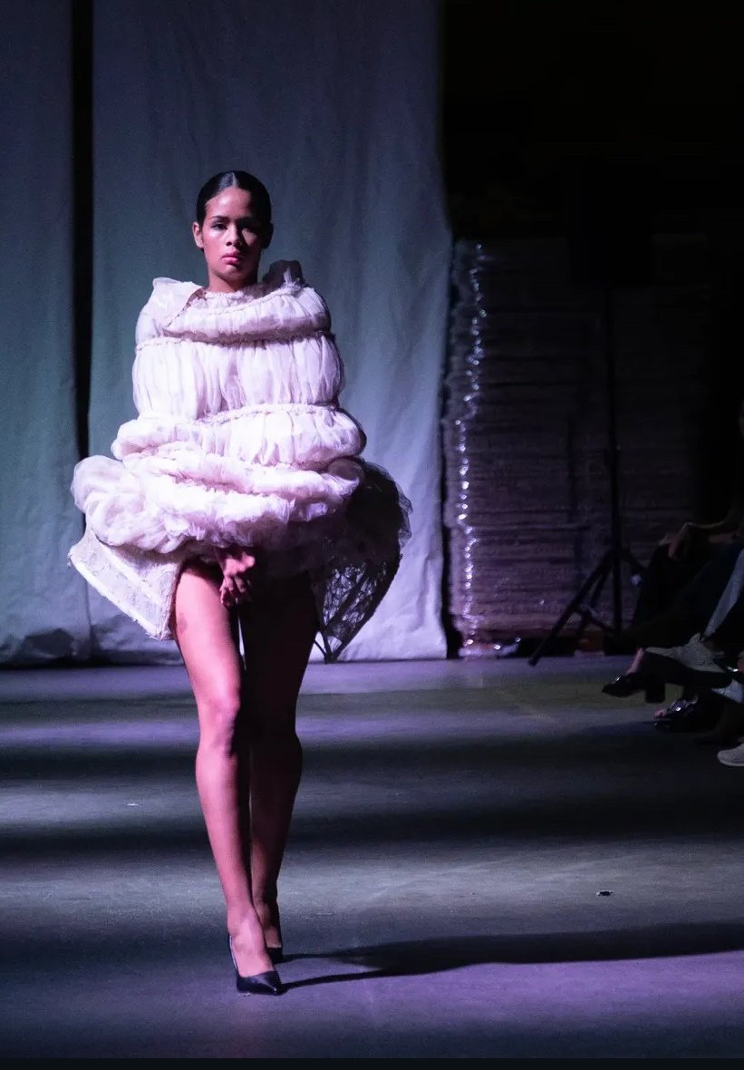 Modelo en desfile ANDE Galicia 2025 — vestido rosa volumétrico